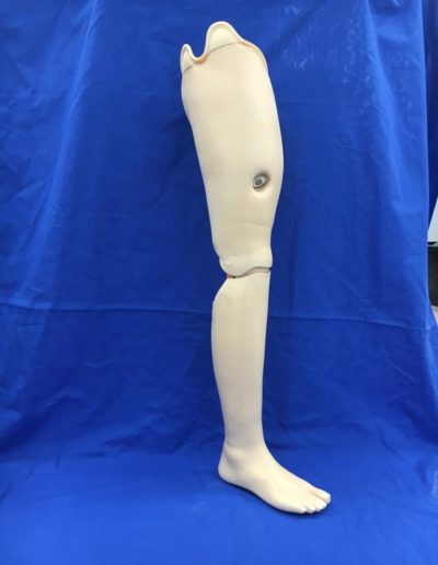 Oberschenkel Prothese mit zweiteiliger Kosmetik und Super-Skin Beschichtung